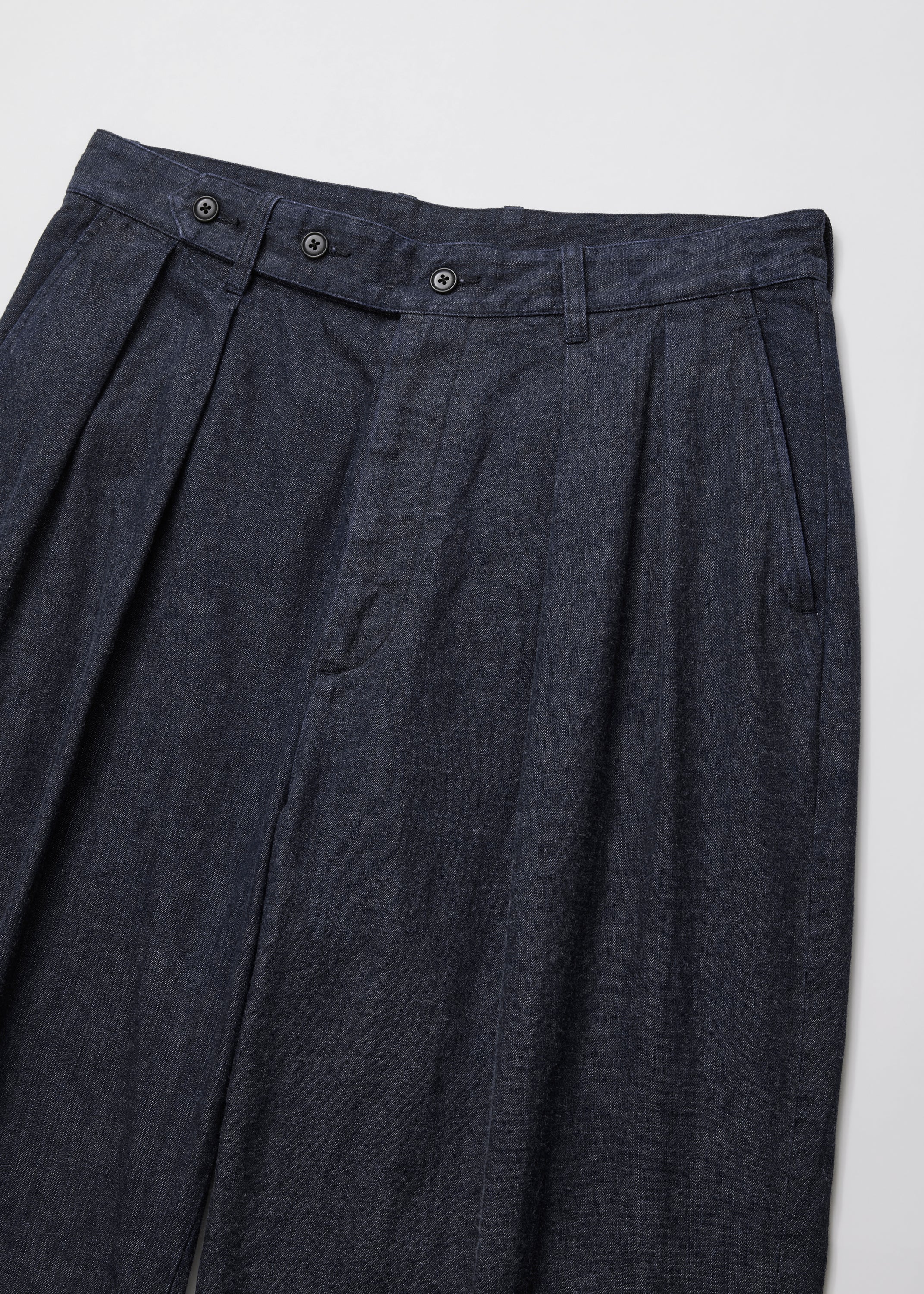 WASHED LIGHT DENIM TUCKED TROUSERS